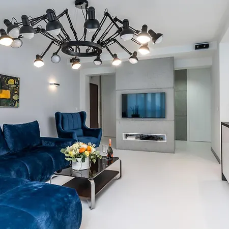 Luxury Garden Pool Gym Sauna Parking Apartment